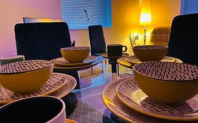 Gb Relocations Ltd - Award Winning Merridale Executive Apartment, Free Parking, Free Wifi, Free Netflix
